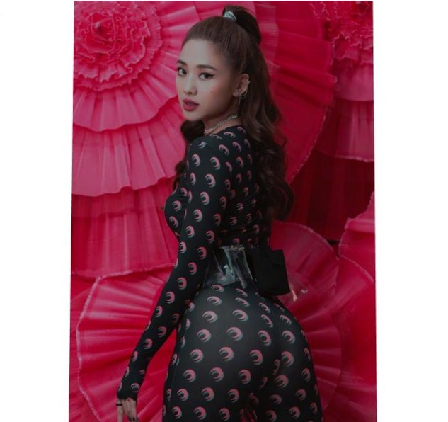 鬼鬼礼服造型,鬼鬼穿紫色礼服