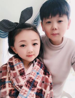 袖珍三公主经历坎坷，曾一起整容“变脸”，如今都收获幸福爱情