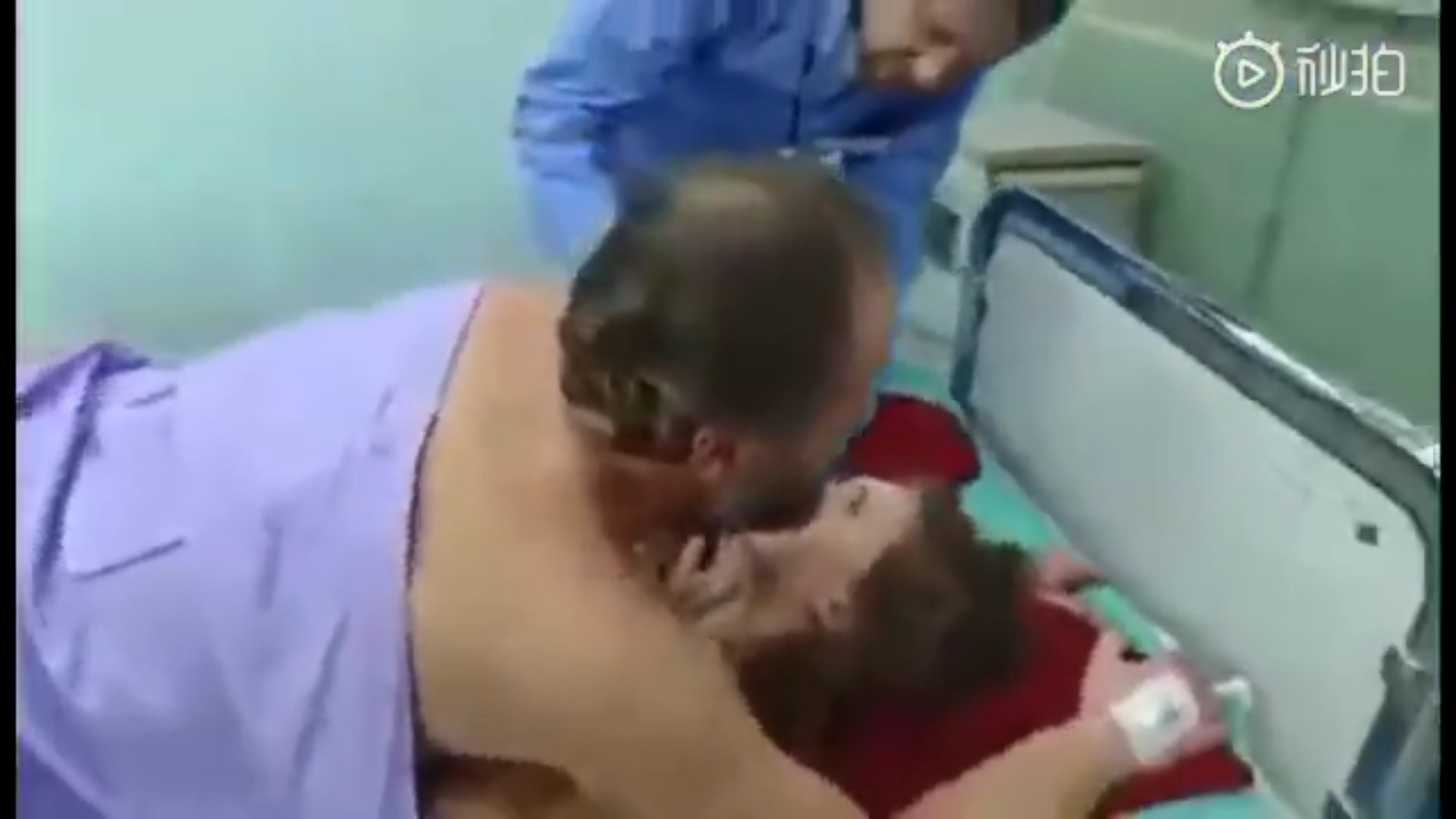 国外一对夫妻亲热后竟无法分开,被紧急送医救治,丈夫全程惨叫