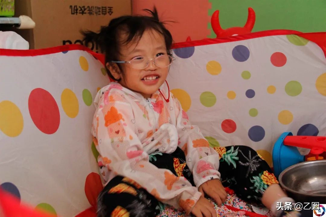 42岁残疾妈妈借钱做试管婴儿,残疾单亲母亲为女儿做手术