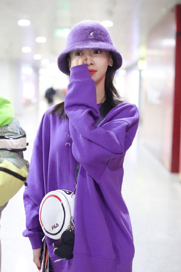 吴谨言冬穿搭,吴谨言真空露腹装超吸睛