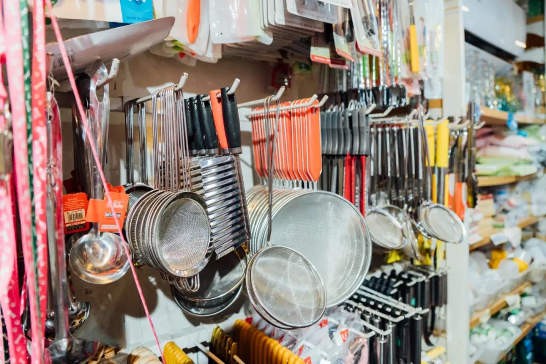 活着的两元店,2块钱能买啥?