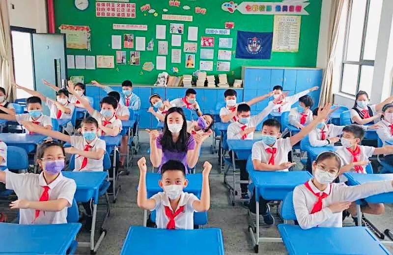 今天又有一批同学返校，来看师生们的自拍留念