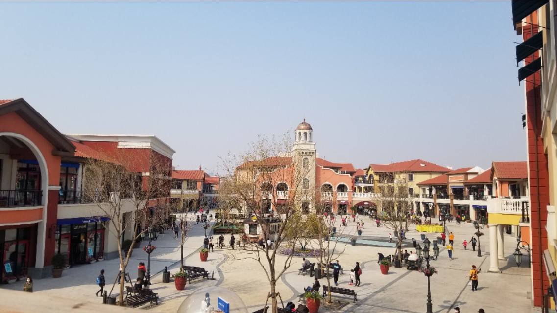 疫情向好，奥莱村迎客，微信步数可兑现金券，阿迪耐克门口排长龙