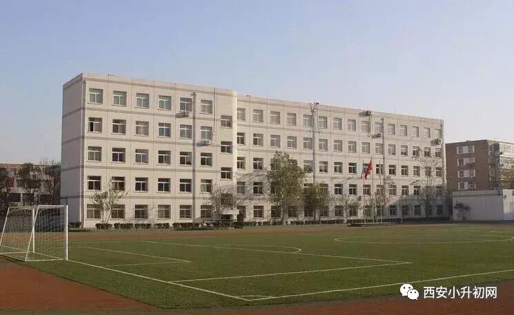 西安家长挤破脑袋让孩子上的学校,西安小升初家长像热锅上的蚂蚁