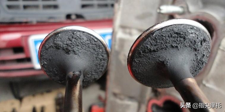 摩托车冒黑烟烧机油怎么回事呀,摩托车烧机油喷白烟解决方法