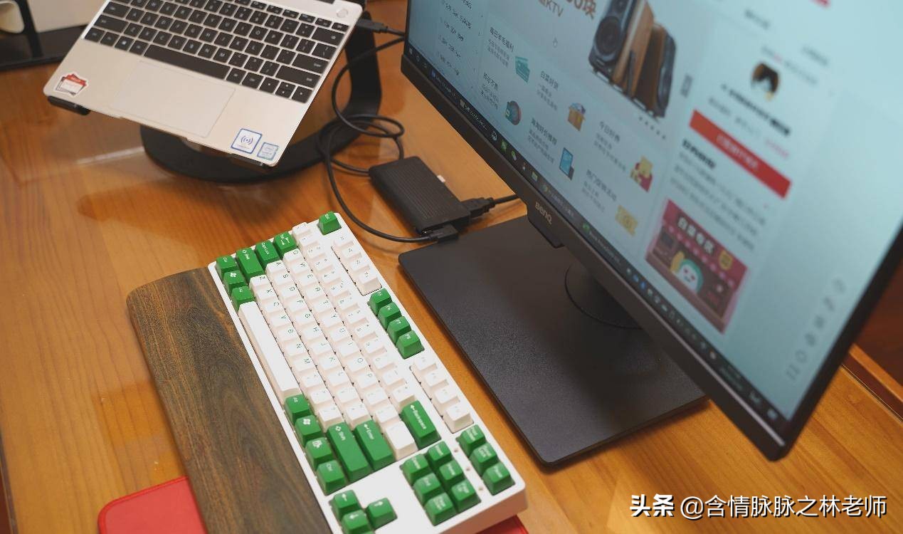 办公桌面打造,笔记本桌搭外接显示器精致布局