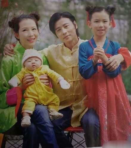 蔡少芬张晋全家福上热搜，三胎儿子“唐装”出镜，年味儿十足