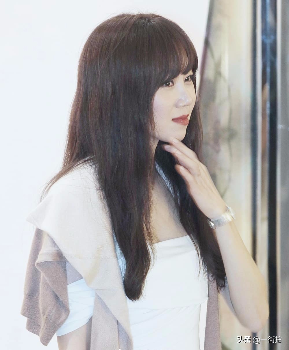 闫妮穿红色连衣裙,闫妮的碎花裙