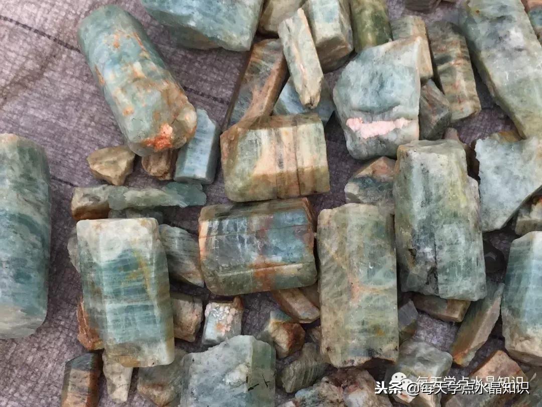 天蒙蒙亮赶个早市看一看天然水晶毛料市场