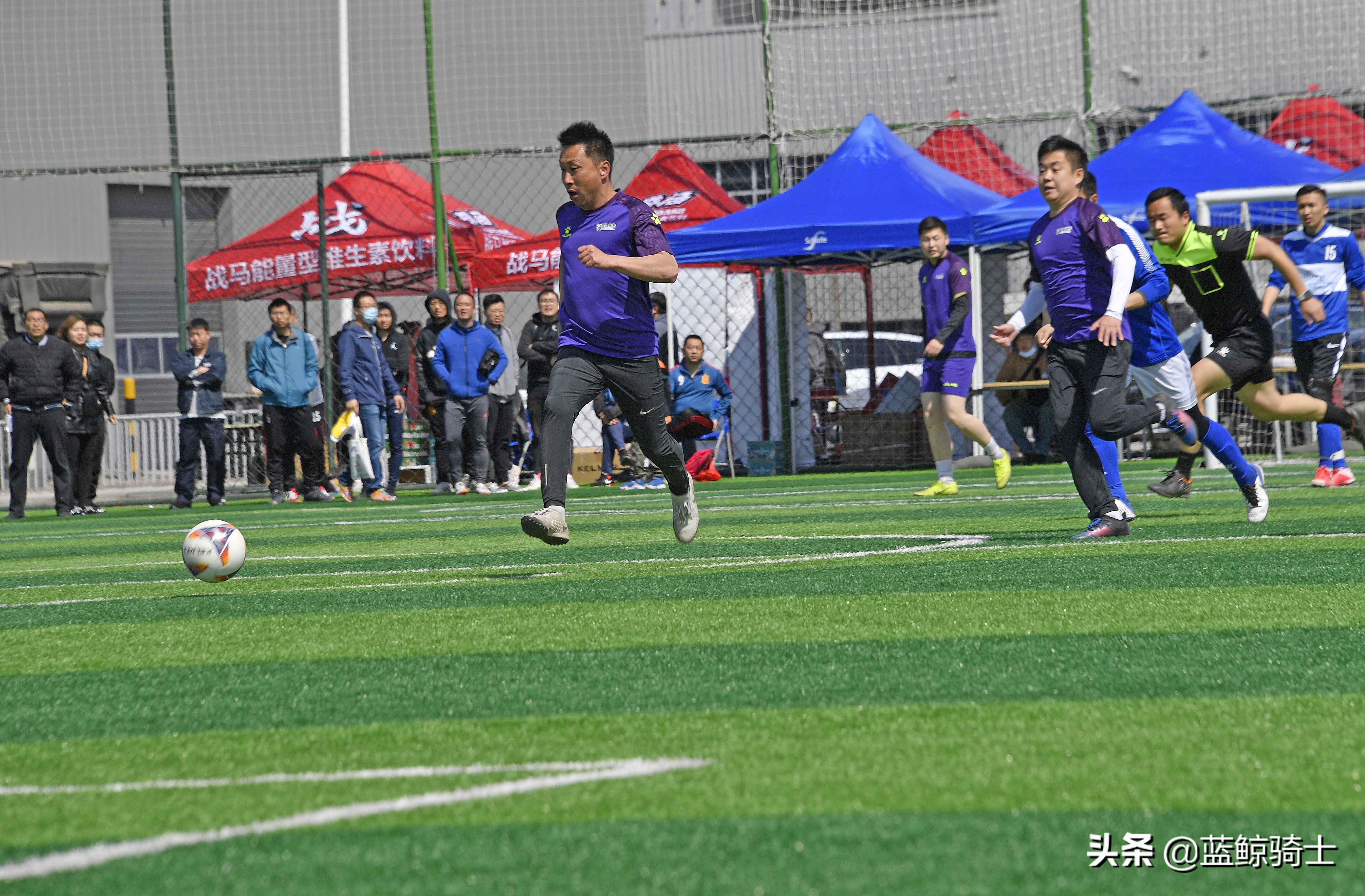 天津一家德国汽车配件工厂内的足球比赛