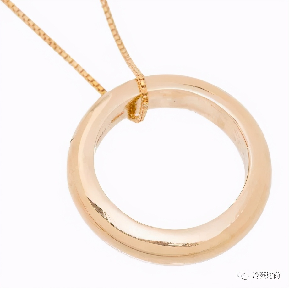 项链的活动扣佩戴方法,项链的佩戴要讲究八大搭配技巧