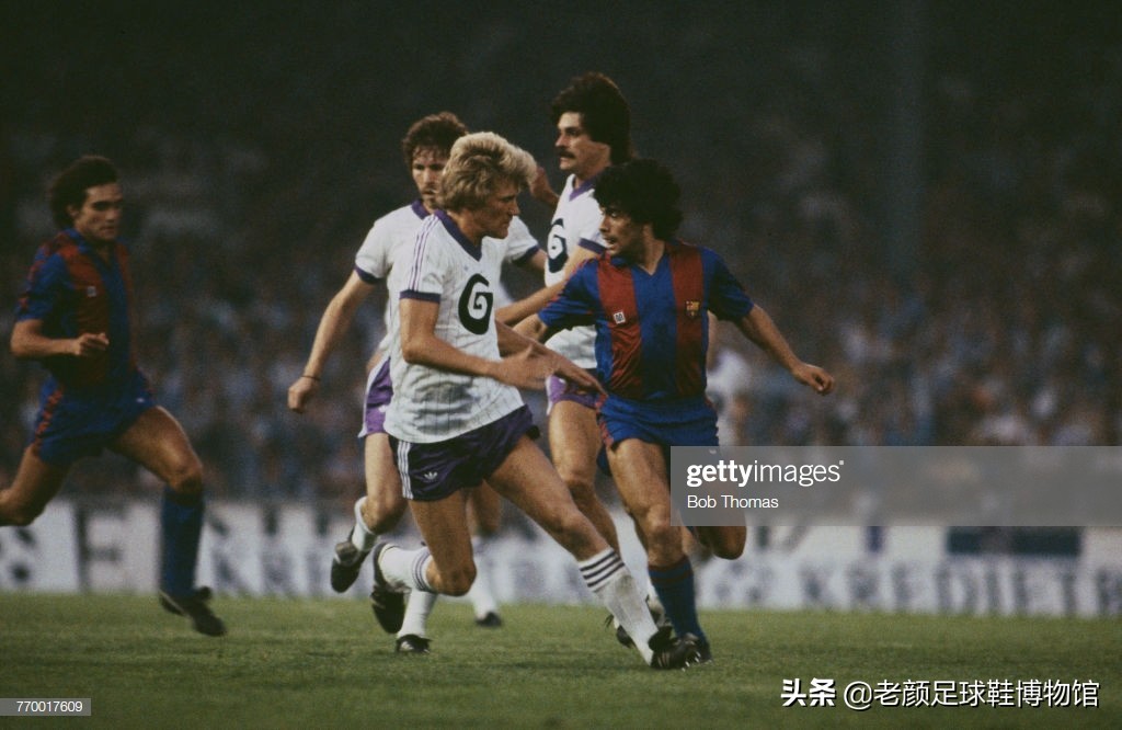 第一个穿白球鞋的球星,马拉多纳南非世界杯场边秀脚法