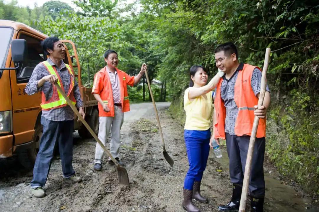 不惧高温坚守一线,无惧高温烤验坚守一线