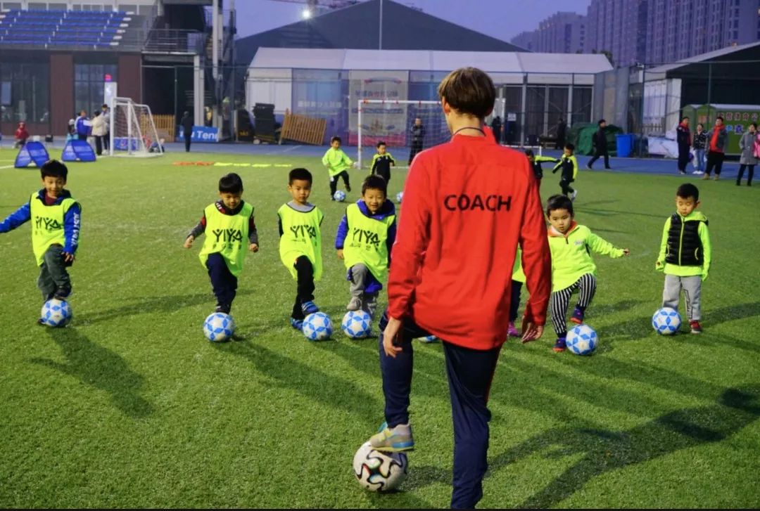 沉浸式足球训练英格兰,足球教练沉浸式教小学生
