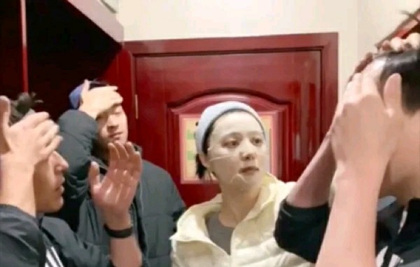 看了范冰冰素颜照,范冰冰的敷面膜方法居然这么好用