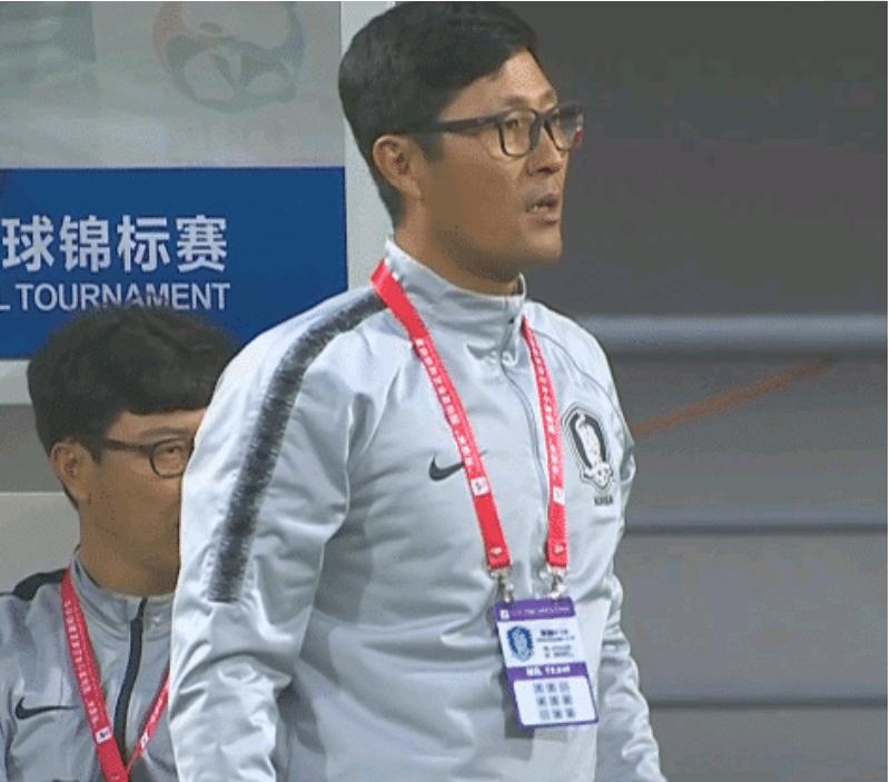 中国足球遭奇耻大辱！韩国球员*渎亵**熊猫杯奖杯：脚踩+做撒尿动作