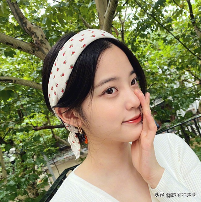 女人40岁以后还是化点淡妆好看,皮肤偏白适合怎么化淡妆