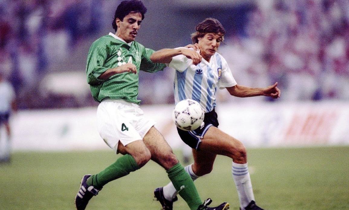 足球天才降临阿根廷，曾遗憾错失世界杯，疯狂激吻男队友！