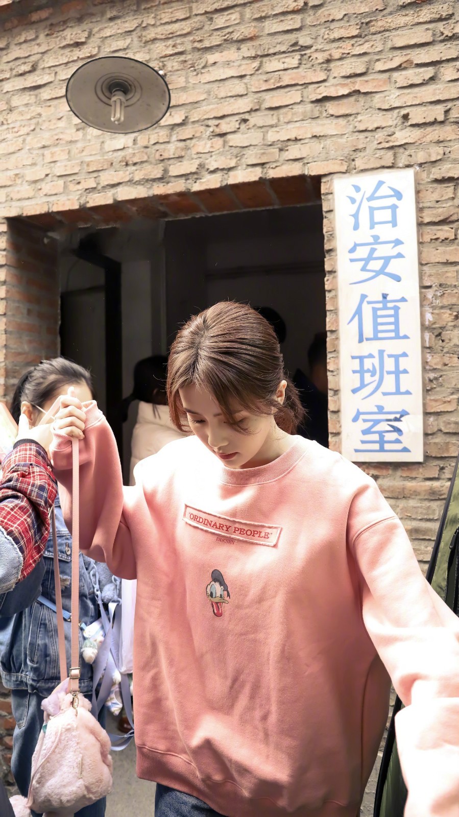 粉色唐老鸭卫衣江疏影,江疏影穿粉色外套和裤子潇洒时尚