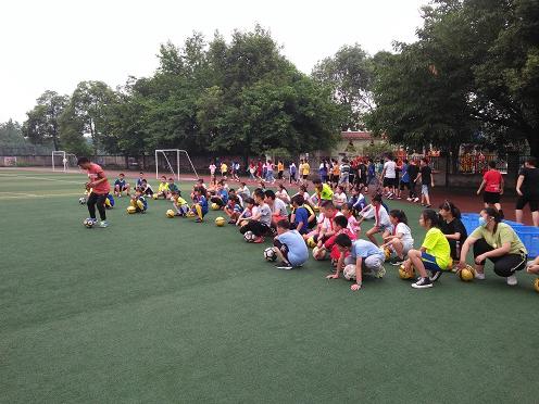 足球从幼儿园抓起,足球从少儿抓起