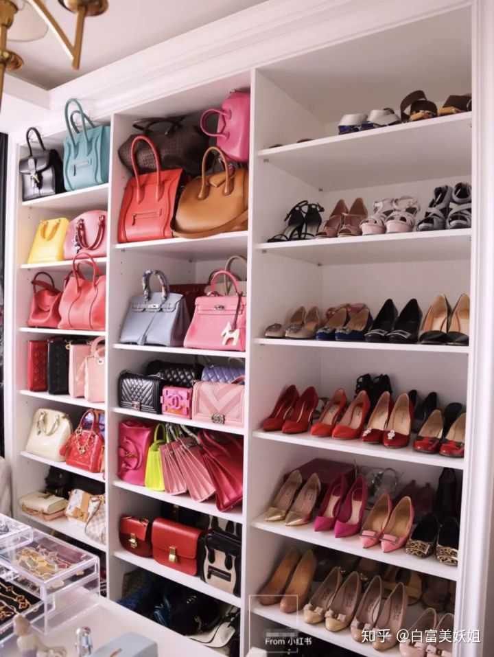 小红书上晒奢侈品的女孩为什么那么多？