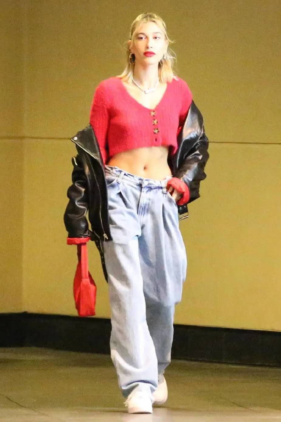 张柏芝胆子好大！穿条黑色礼裙露肚脐太抢镜了，气质形象很到位