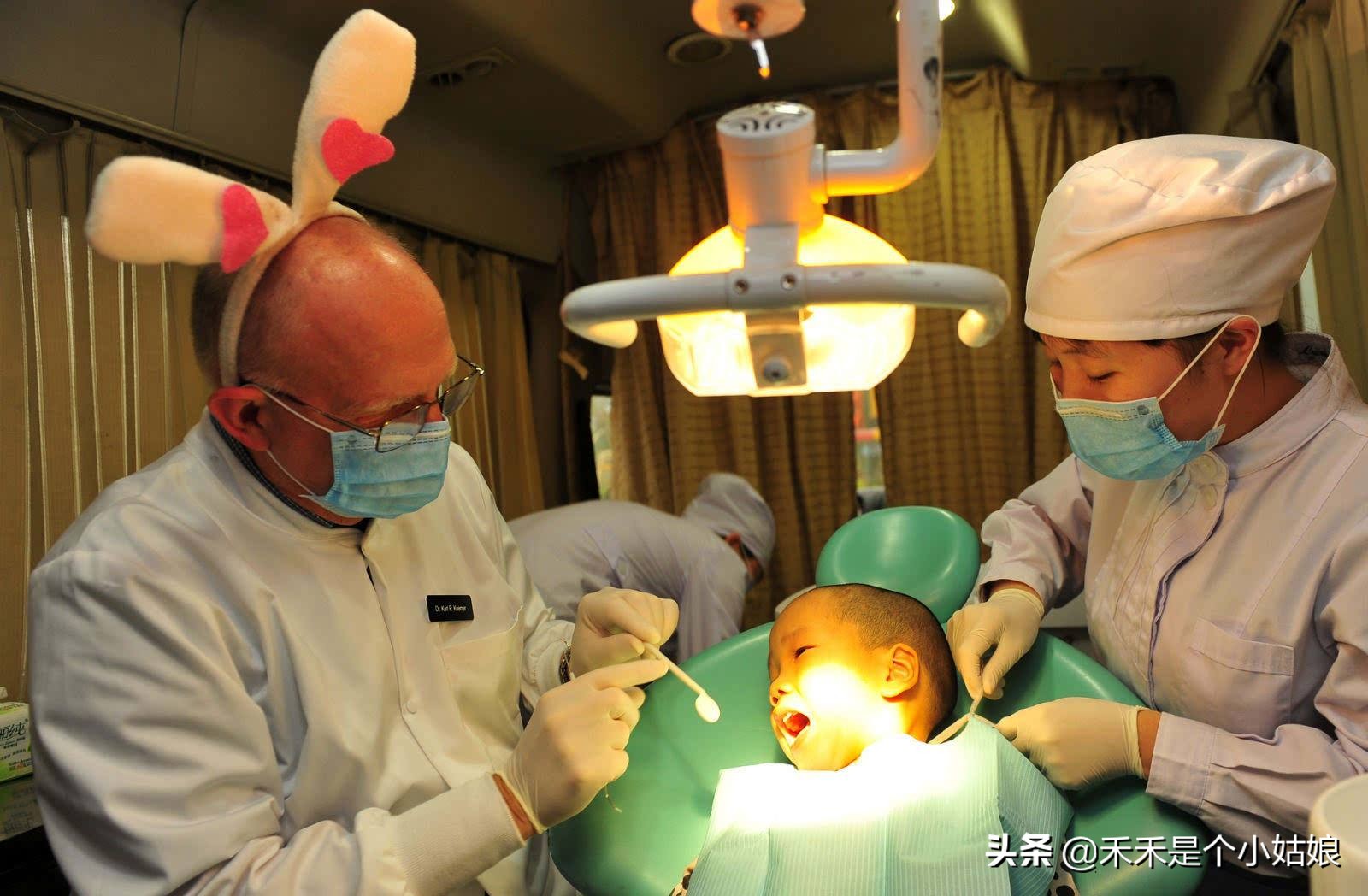 孩子不愿意看牙医心理疏导,小孩看牙医不老实又不听话怎么办