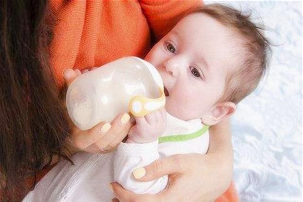 宝宝进入“厌奶期”，爸妈应该如何应对？这几点需注意