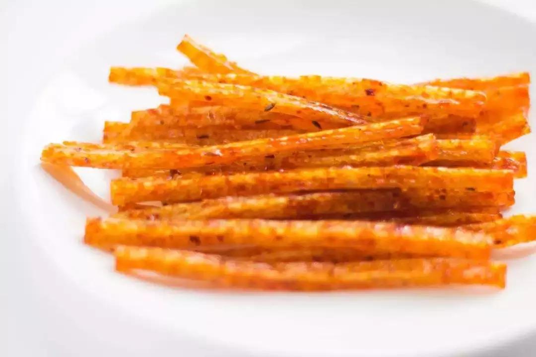 太任性！火车上连吃5包辣条致腹泻，原因：男友发微信给前女友