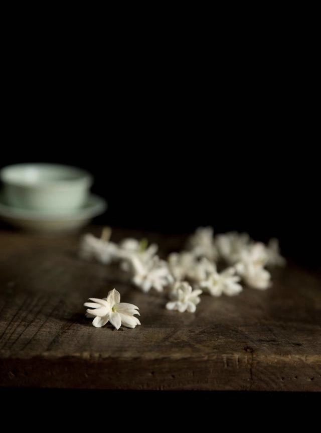 张爱玲人间至味,张爱玲茉莉花香解读