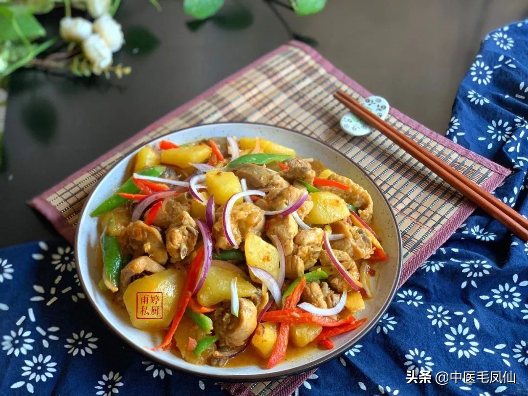 小孩经常喝水嘴唇还是干裂为什么,嘴唇爆皮干裂是脾虚么