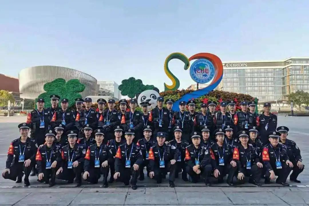 上海铁警全员待命,上海铁警坚守岗位图片