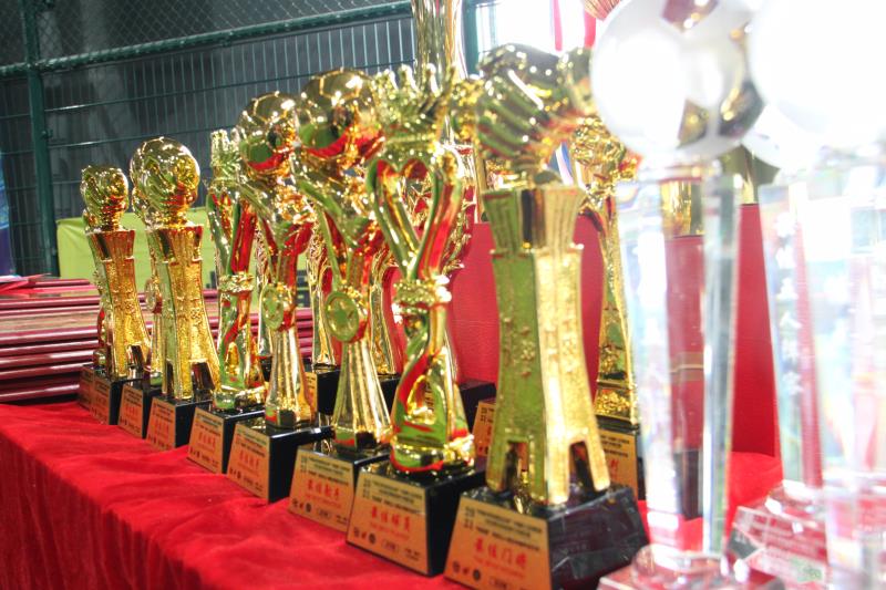 足球场上为中国疫情加油,致敬抗疫英雄为西安加油