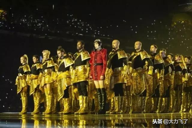 李宇春现场头戴面具,李宇春最新裙装