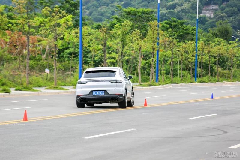 保时捷2024款卡宴coupe石英灰街拍,保时捷卡宴coupe2024款音响效果