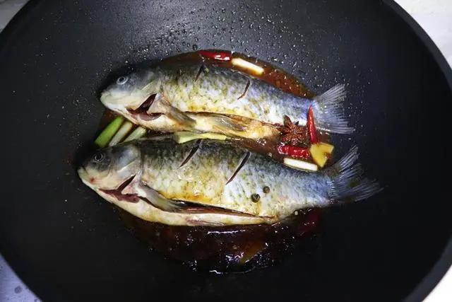 鱼刺卡喉咙一招搞定小窍门,卡鱼刺在喉咙吃醋有用吗