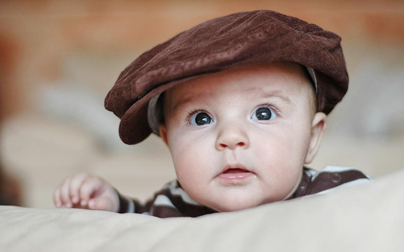 宝宝频繁挠耳朵耳朵口有红肿,宝宝总挠耳朵是要长牙了吗