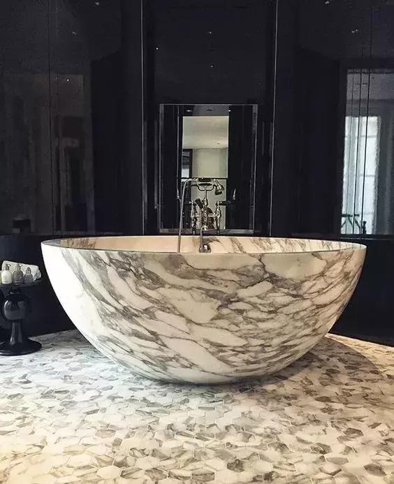 来，我请你洗澡，小编有个“价值10000000的石材浴缸”