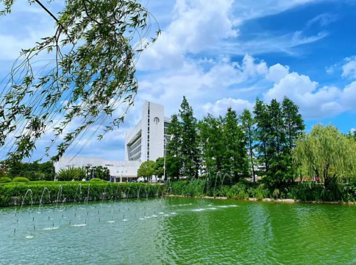 中国*产党共**创办的第一所高等学府，以城市名字命名，孙中山、毛*东泽**直接关怀！