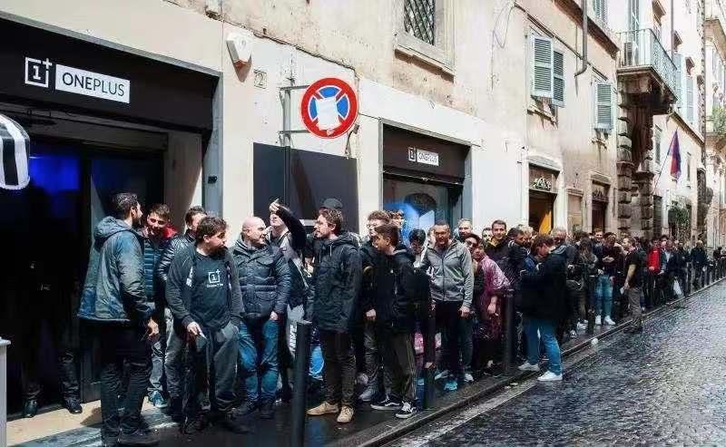 老外学习中国烧冥币,靠冥币致富