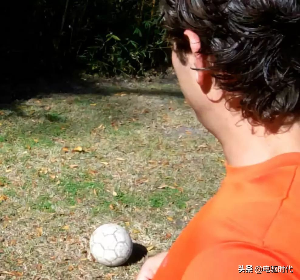 足球前锋过人射门教学,2v2提高接球转身射门能力