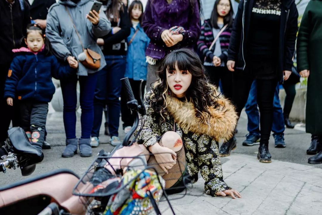 一个低胸性感女王,私底下想活得更严肃和朴素