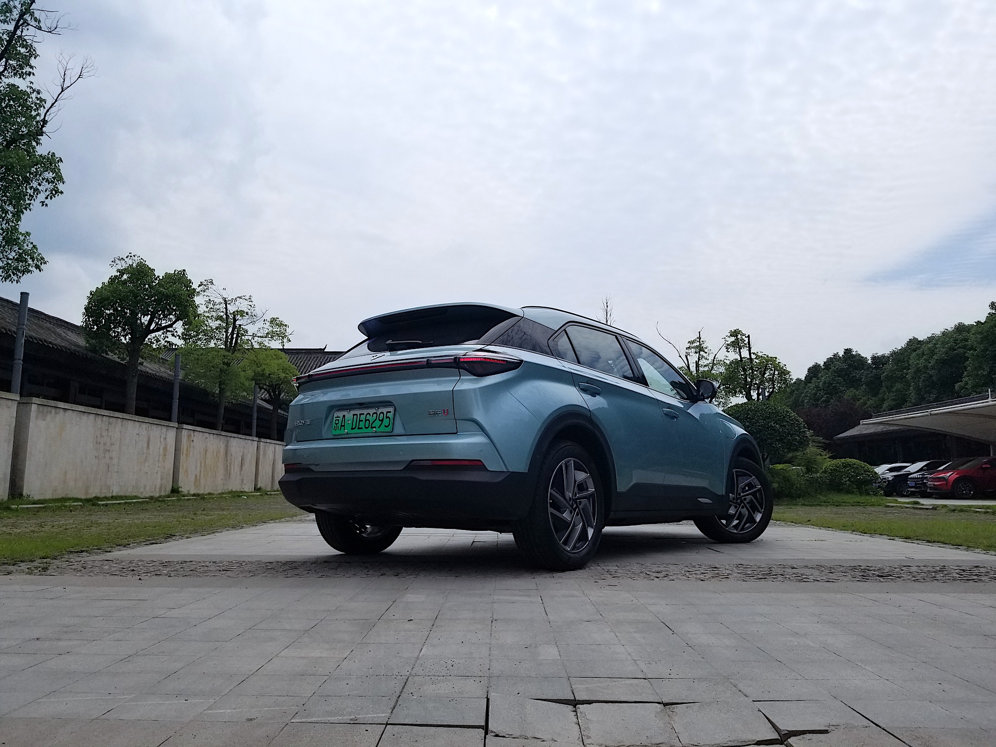 把车钥匙做成指尖陀螺？这才是纯电SUV里的“创意玩家”