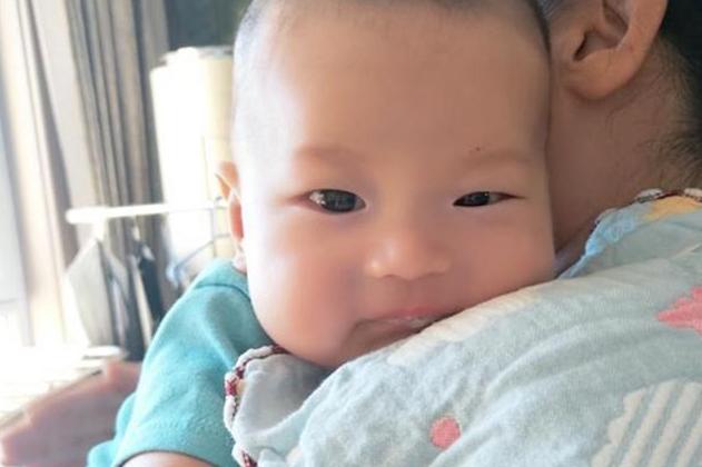 刚出生的宝宝怎么抱比较好视频,刚出生宝宝怎么抱图片