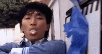 足球场上吐痰不怕滑铲弄到身上吗,足球场上吐痰不嫌脏吗