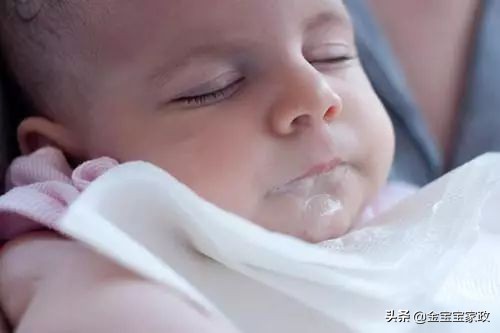 母婴吐奶,母婴溢奶和吐奶的区别