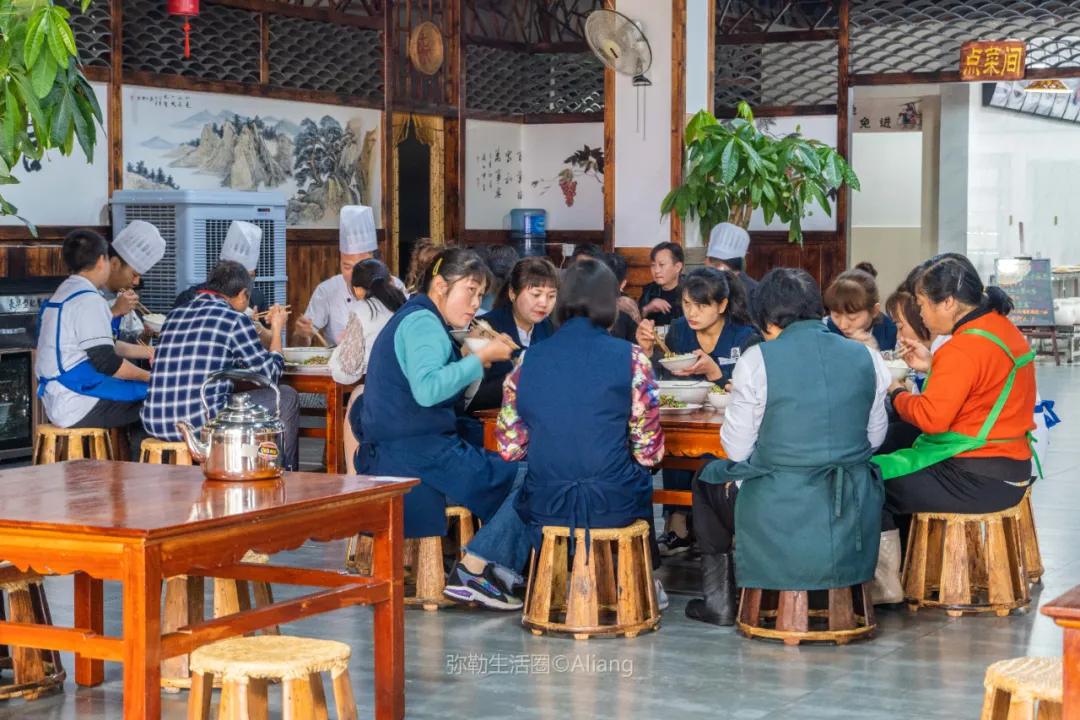 弥勒97年历史的老饭店，传了四代人，穿开裆裤小娃吃成了老头