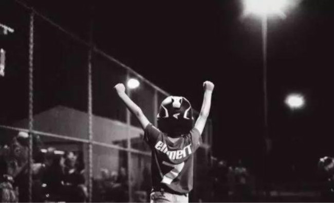 土耳其少女古灵精怪利用牛奶瓶巧拍飞机飞行画面，来学下拍照