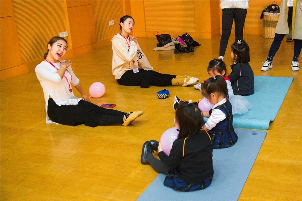 天津这所学校火了!高尔夫、足球、科学实验...孩子吵着都要来